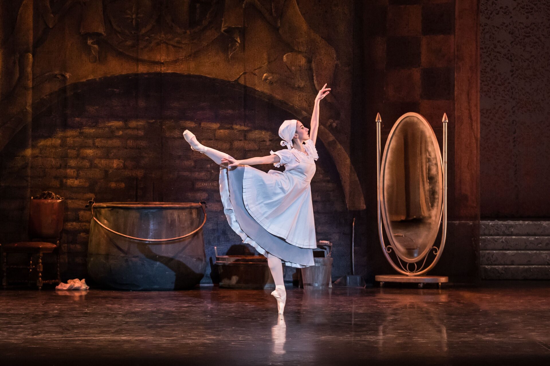 Viaggio nel repertorio del balletto a Reggio Emilia, presso la Fonderia del Centro Coreografico Nazionale Aterballetto. Primo appuntamento con l'Accademia Teatro alla Scala, Cenerentola
