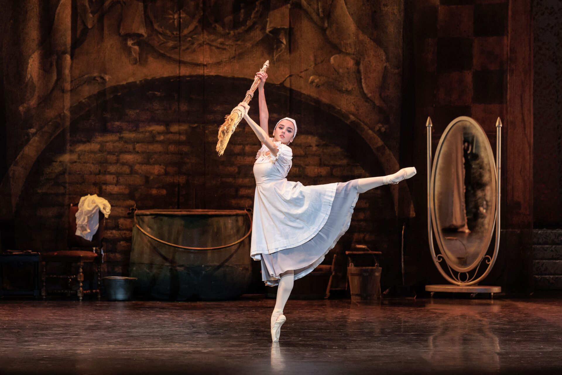 Viaggio nel repertorio del balletto a Reggio Emilia, presso la Fonderia del Centro Coreografico Nazionale Aterballetto. Primo appuntamento con l'Accademia Teatro alla Scala, Cenerentola