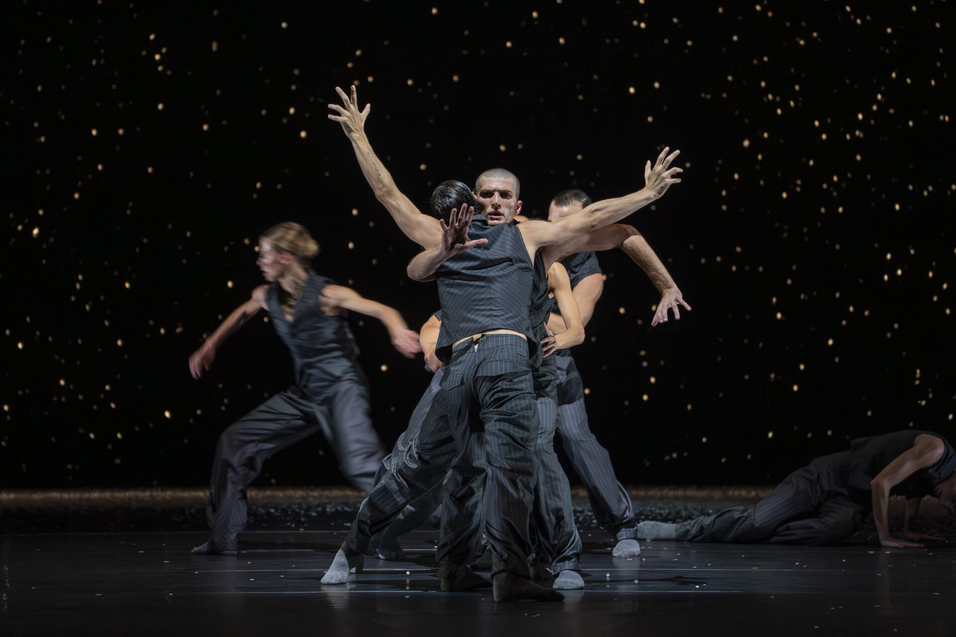 Novembre è alle porte e il CCN/Aterballetto è pronto a danzare 23 recite in 8 città per il suo tour italiano.