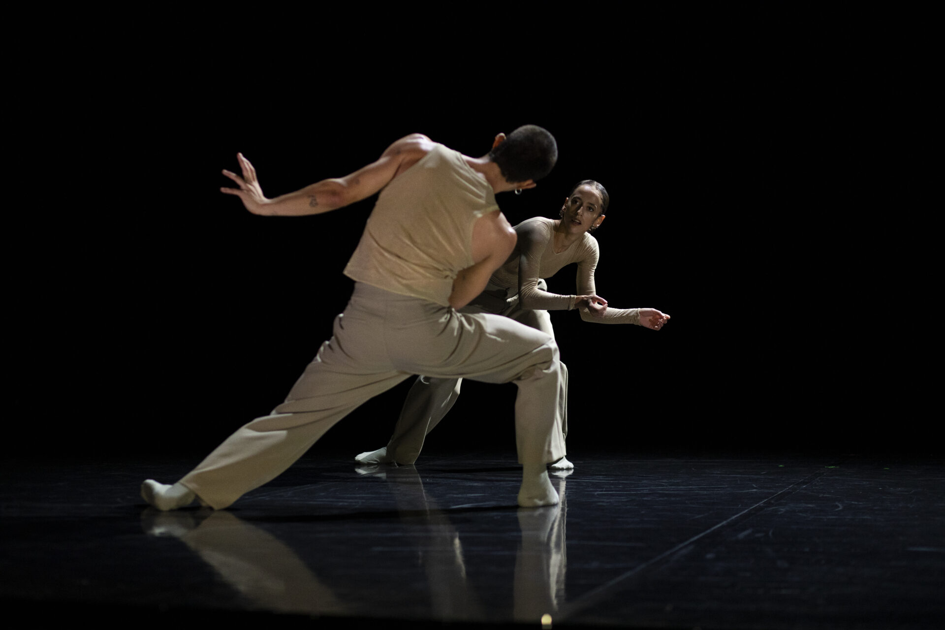 An Echo, A Wave – 06.11.25 ph Alice Vacondio (16) An echo, a wave. COREOGRAFIA DI PHILIPPE KRATZ. SOUND DESIGNER TOMMASO MICHELINI. UNA PRODUZIONE FONDAZIONE NAZIONALE DELLA DANZA / ATERBALLETTO.