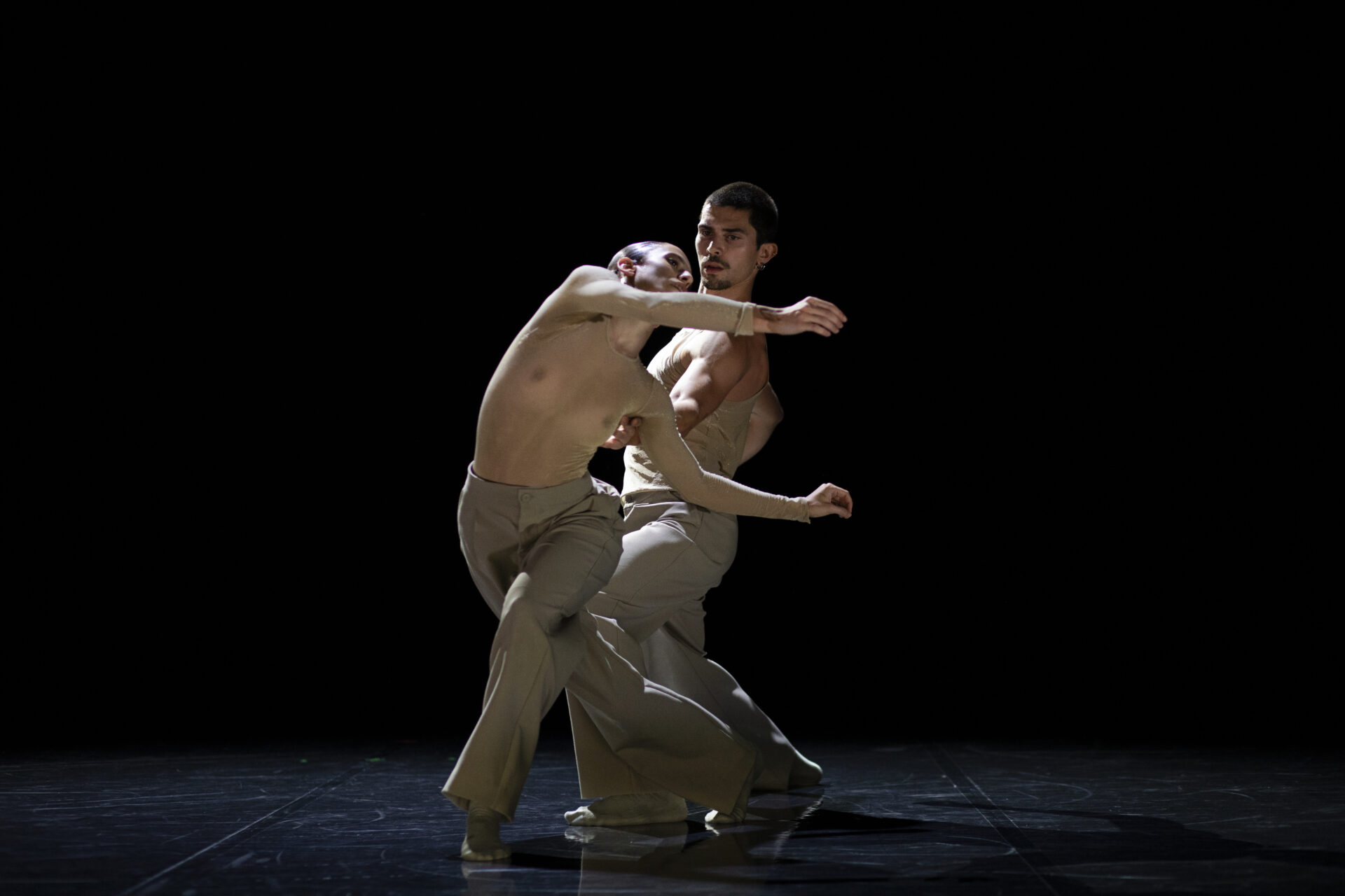 An Echo, A Wave – 06.11.25 ph Alice Vacondio (17) An echo, a wave. COREOGRAFIA DI PHILIPPE KRATZ. SOUND DESIGNER TOMMASO MICHELINI. UNA PRODUZIONE FONDAZIONE NAZIONALE DELLA DANZA / ATERBALLETTO.