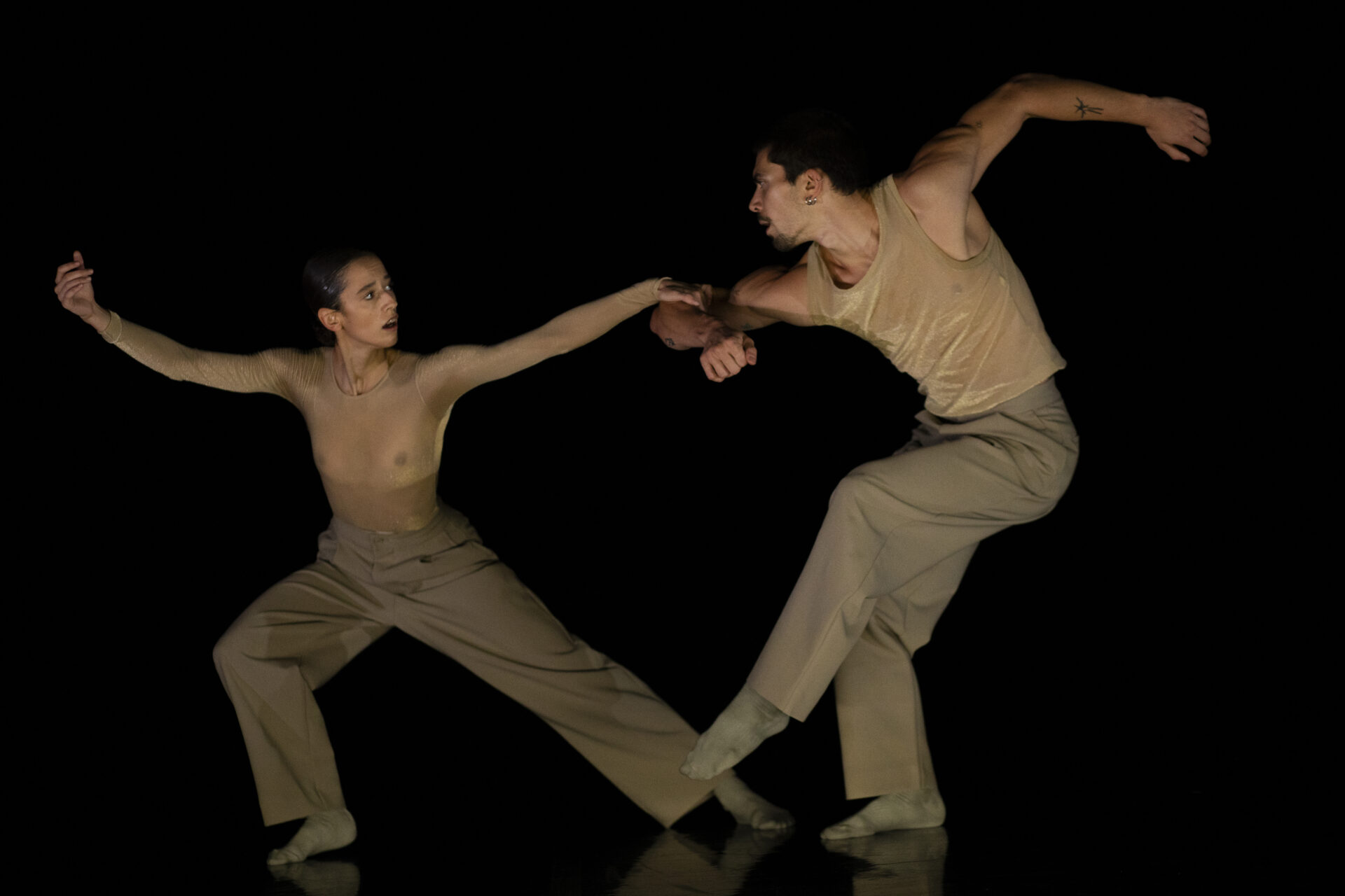 An Echo, A Wave – 06.11.25 ph Alice Vacondio (18) An echo, a wave. COREOGRAFIA DI PHILIPPE KRATZ. SOUND DESIGNER TOMMASO MICHELINI. UNA PRODUZIONE FONDAZIONE NAZIONALE DELLA DANZA / ATERBALLETTO.