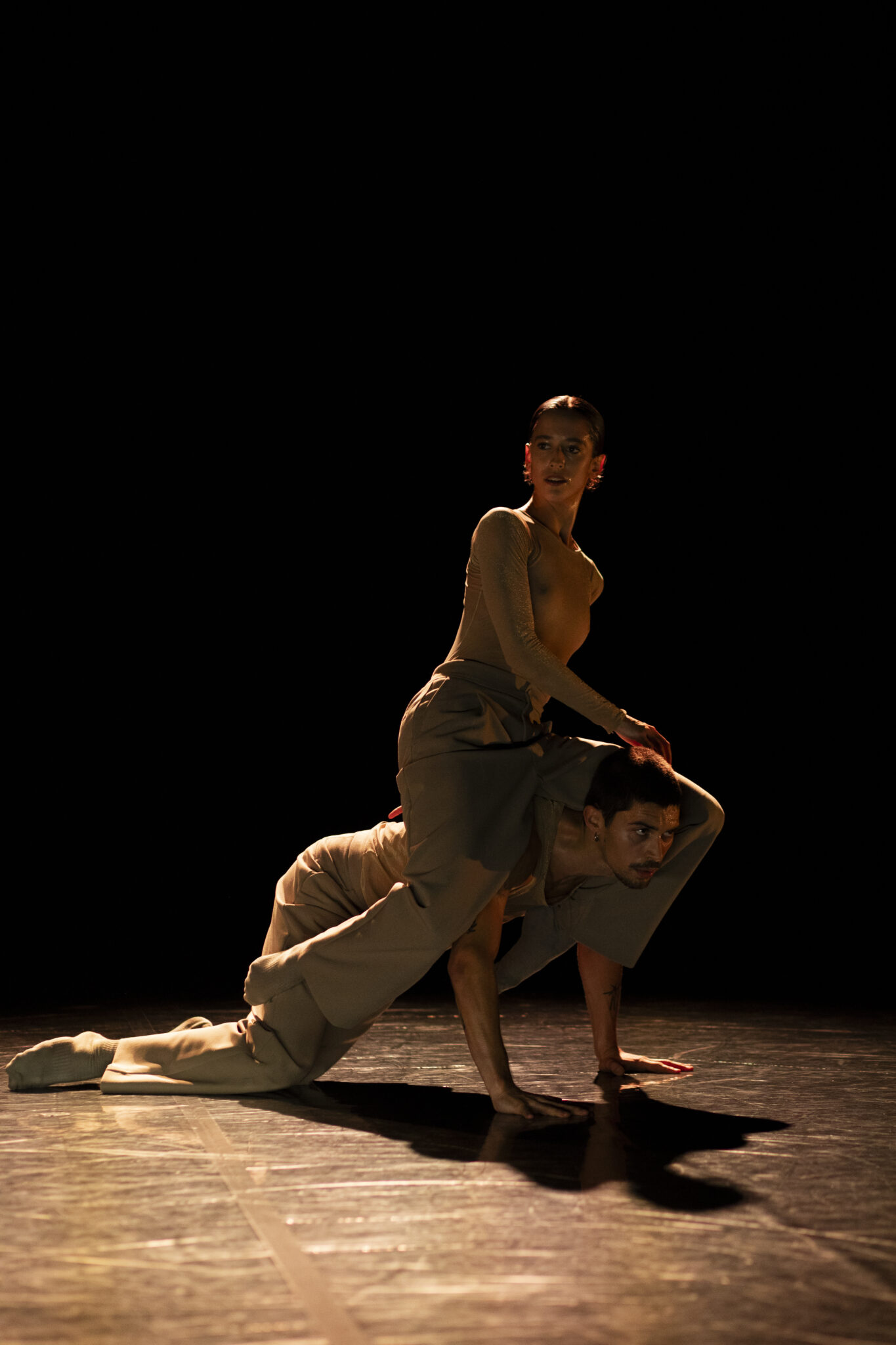 An Echo, A Wave – 06.11.25 ph Alice Vacondio (40) An echo, a wave. COREOGRAFIA DI PHILIPPE KRATZ. SOUND DESIGNER TOMMASO MICHELINI. UNA PRODUZIONE FONDAZIONE NAZIONALE DELLA DANZA / ATERBALLETTO.