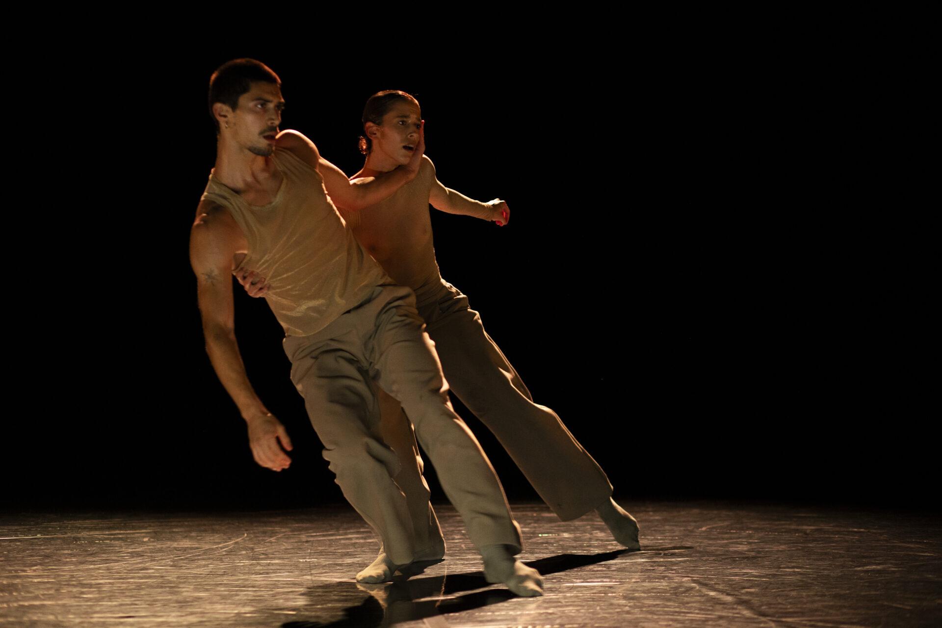 An Echo, A Wave – 06.11.25 ph Alice Vacondio (42) An echo, a wave. COREOGRAFIA DI PHILIPPE KRATZ. SOUND DESIGNER TOMMASO MICHELINI. UNA PRODUZIONE FONDAZIONE NAZIONALE DELLA DANZA / ATERBALLETTO.