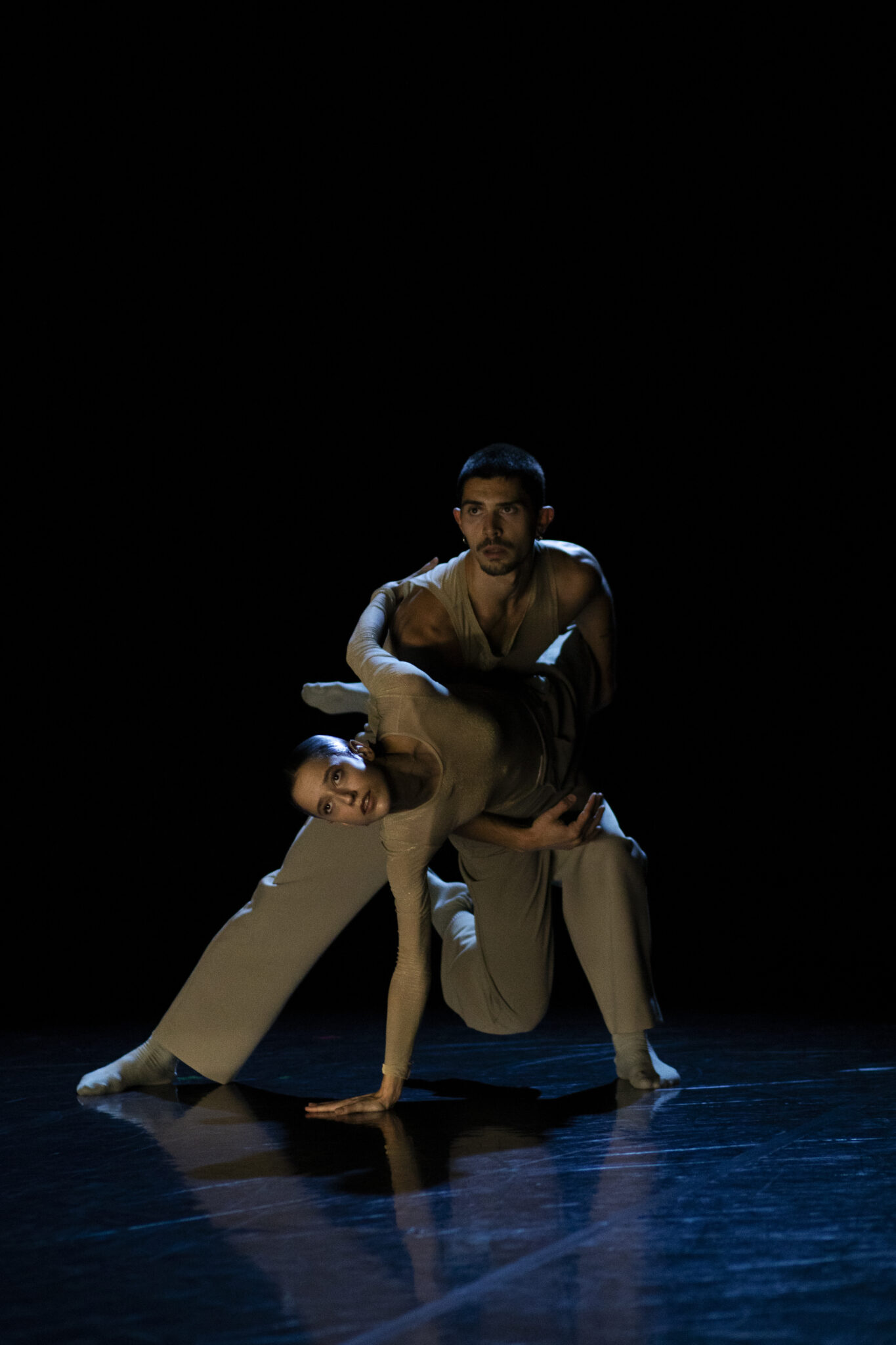 An Echo, A Wave – 06.11.25 ph Alice Vacondio (6) An echo, a wave. COREOGRAFIA DI PHILIPPE KRATZ. SOUND DESIGNER TOMMASO MICHELINI. UNA PRODUZIONE FONDAZIONE NAZIONALE DELLA DANZA / ATERBALLETTO.